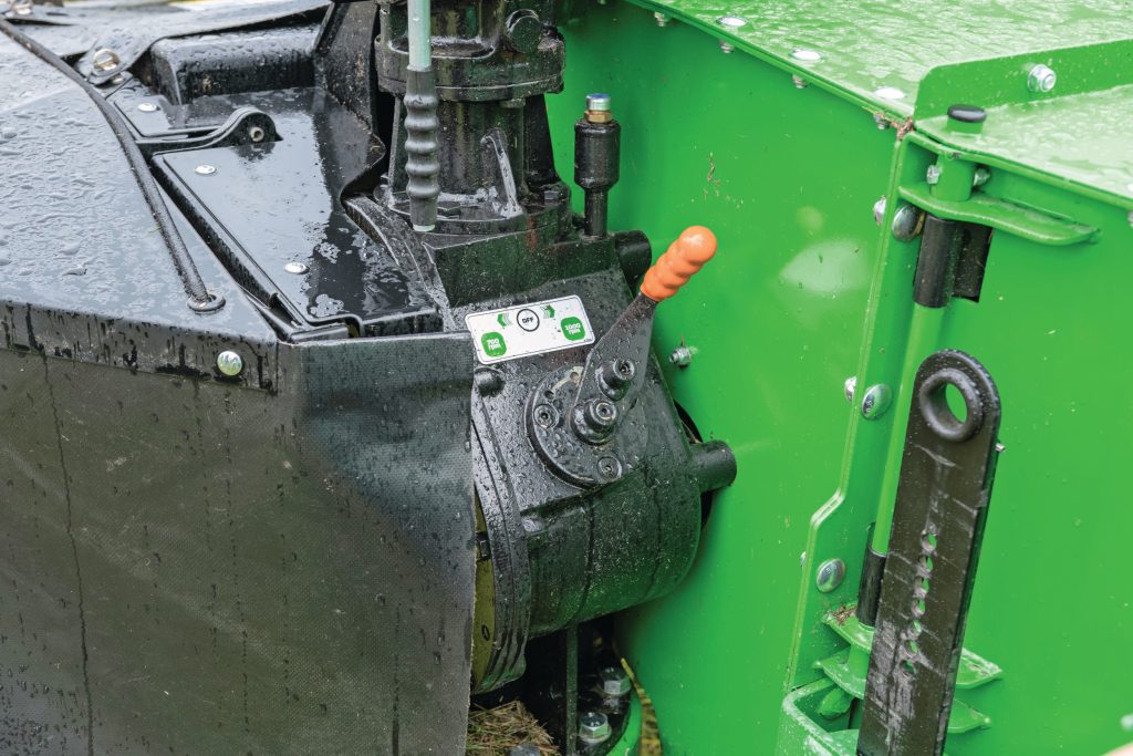 Het toerental van de kneuzer schakel je op de centrale aandrijfpot om tussen 700 of 1.000 toeren.