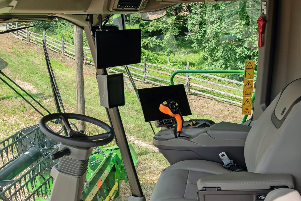 De cabine van de John Deere T6 800 komt van de grote X9-maaidorser. In deze cabine vinden we de inmiddels bekende CommandPro-armleuning. De chauffeursplek maakt een rustige indruk.