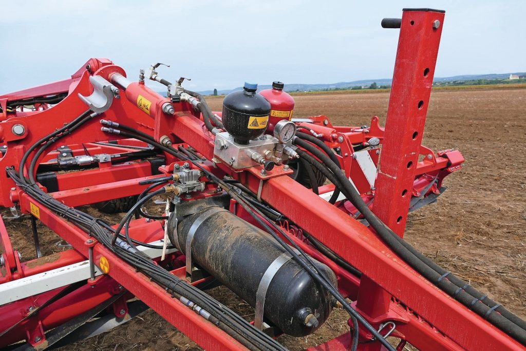 TractionControl is optie om hydraulisch tot 1.100 kilo gewicht van het werktuig naar de trekker over te brengen. Ook de lengte van de dissel en de aanspanning in de trekstangen of op de trekhaak zijn keuzes.