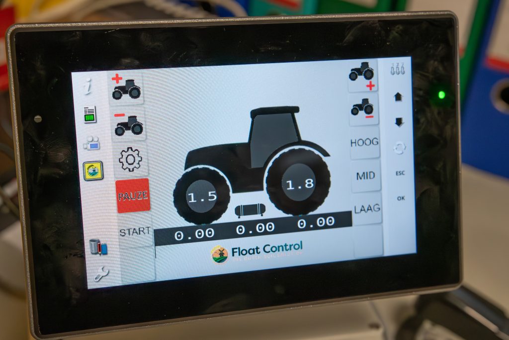 Een nieuwe interface op basis van veel praktijkervaring. Activeren doe je door op START te drukken. Drie vooraf ingestelde waardes zijn hier te kiezen. Je kunt tot een halve bar daarvan afwijken met de plusjes en minnetjes. Het scherm geeft realtime de druk in de banden en de voorraadketel aan. Float Control is via Isobus op de trekker aan te sluiten, of via een optioneel Isobus-scherm.