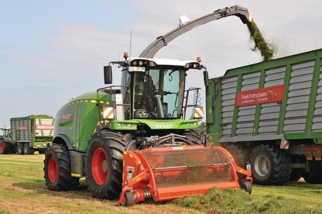 De inmiddels bekende Kemper P3003 Maximum pick-up neemt het gras zeer schoon op en voert het mooi gelijkmatig naar de invoer. Het pick-uptoerental mag wat ons betreft apart van de vijzel instelbaar zijn.