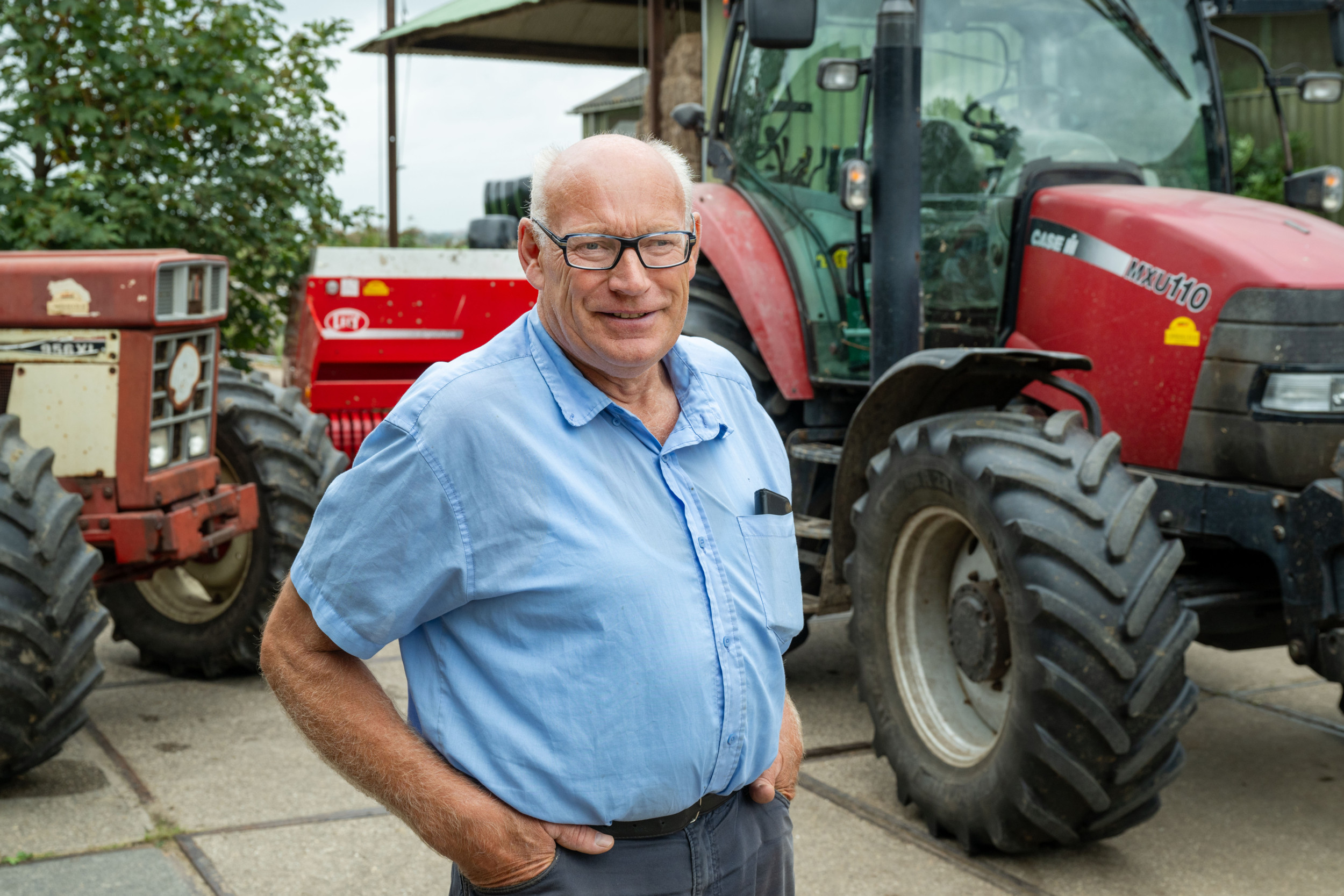 Martien van den Toorn onderhoudt zijn machines zelf. “De meeste reparaties lukt wel met mijn mechanisatie. Alleen voor de jongste trekker moet ik af en toe naar de dealer.” – Foto: Cor Salverius Fotografie