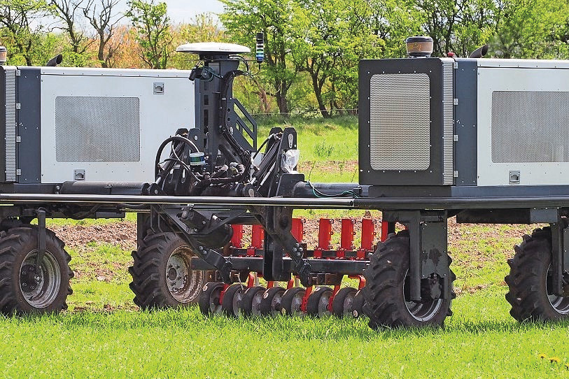 De Agrointelli-robot is één van de merken binnen Abemec Digital. Nard Savelkouls is bij Abemec specialist op het gebied van autonome techniek en kan zijn ervaringen plotten op de veehouderij. Wat zou het meest voor de hand liggen? – Foto: Agrointelli