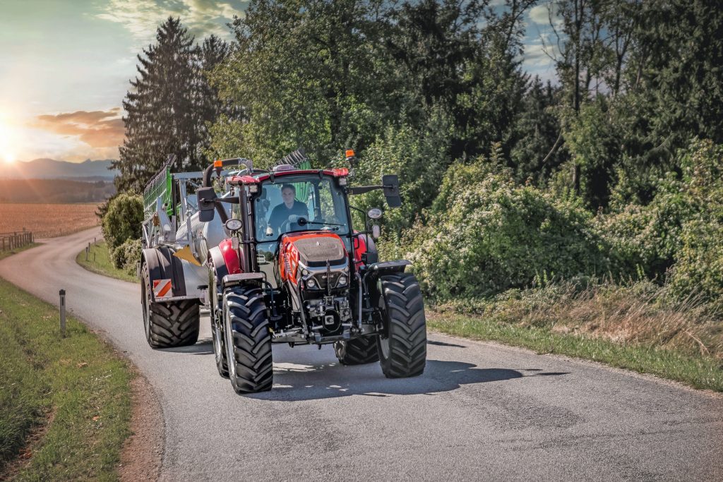 Hier de Farmall C-serie met ActiveDrive 2-transmissie. Dat is de transmissievariant met 24/24-versnellingen middels een Hi-Lo. De andere Farmall C-typen krijgen in 2025 een update.