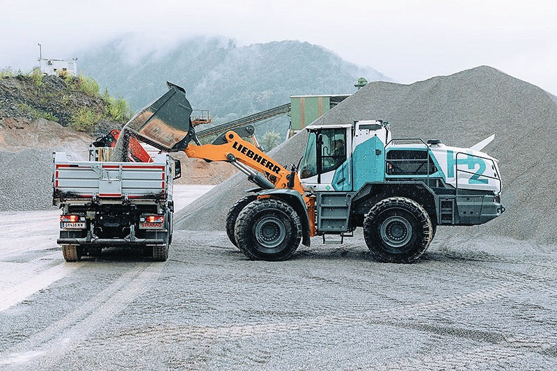 Het Oostenrijkse bouwbedrijf Strabag test gedurende twee jaar een waterstofwiellader van de Zwitserse machinefabrikant Liebherr. De waterstoftechnologie maakt het volgens Liebherr mogelijk om ook grote voertuigen die moeilijk te elektrificeren zijn vanwege hun hoge energiebehoefte, zonder CO2-uitstoot te laten rijden. – Foto’s: Liebherr