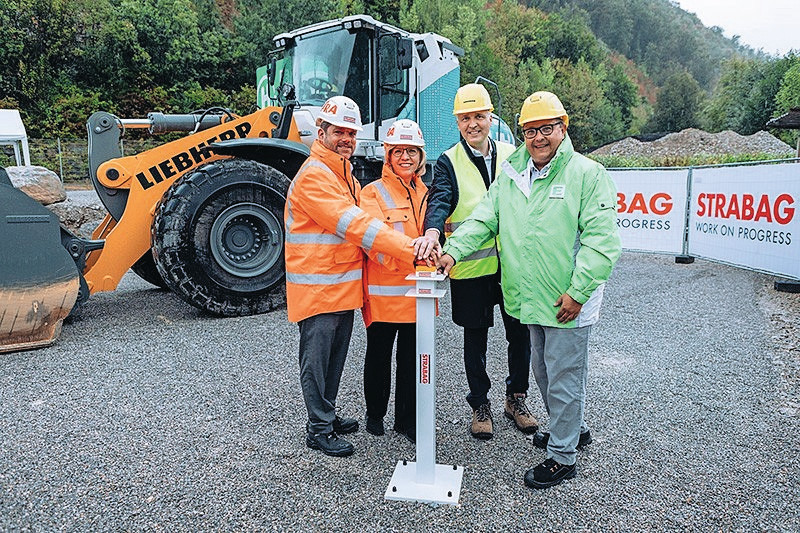 Leonore Gewessler (de Oostenrijkse minister voor Klimaat), Clemens Haselsteiner (CEO van Strabag), Martin Graf (directeur van Energie Steiermark) en Jan Liebherr (voorzitter van de raad van bestuur van Liebherr International AG) woonden een speciaal evenement bij in de steengroeve van het Oostenrijkse Gratkorn vanwege de start van het project.