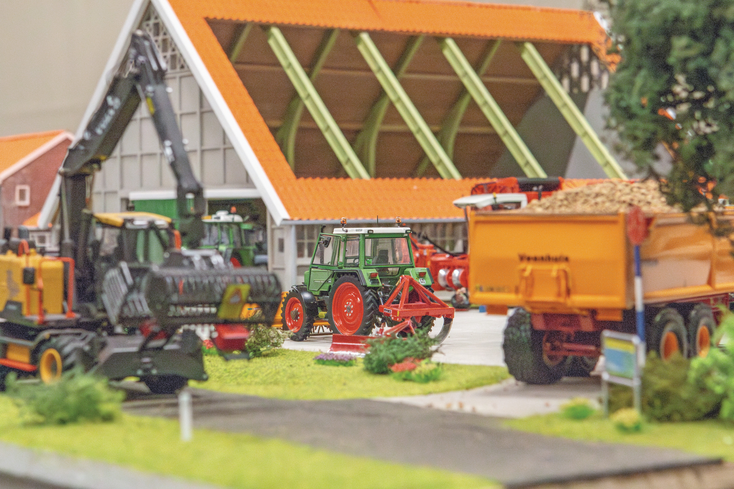 Op de landbouwminiaturenbeurs van L.C.N. zijn duizenden modellen, accessoires en toebehoren te vinden. De prachtige diorama’s tonen levensechte voorstellingen van werkzaamheden op agrarische bedrijven. – Foto’s: Bastiaan Wesselink