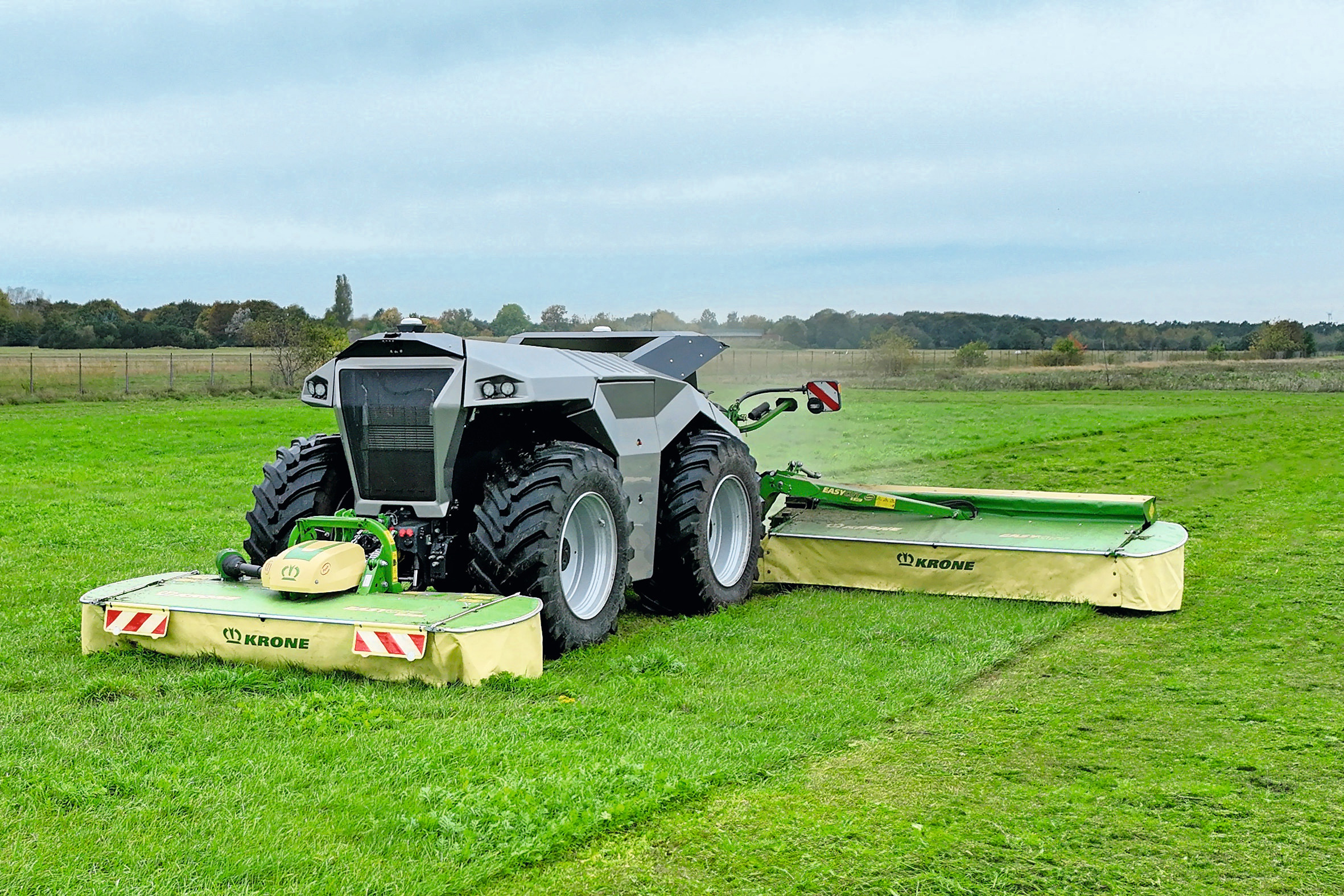 De Krone VTE cabineloze robottrekker aan het werk met Krone-maaiers. Hoe lang duurt het nog voordat een dergelijke combinatie op het veld bij de (melk)veehouder rijdt? Marc Berghuis, fabrieksvertegenwoordiger van Krone, vertelt hierover tijdens het TREKKER/Boerderij-symposium op de Rundvee en Mechanisatie Vakdagen (RMV). – Foto: Krone