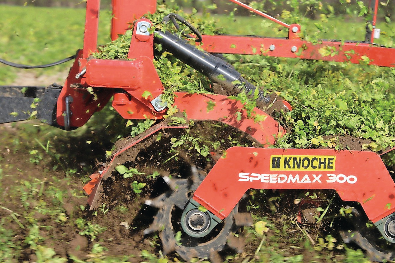 De Knoche Speedmax 300 verkleint groenbemester. De Duitse fabrikant Knoche, bekend van schijveneggen, cultivators en walsen, heeft faillissement aangevraagd vanwege de slechte verkoopcijfers van dit jaar. – Foto: Knoche