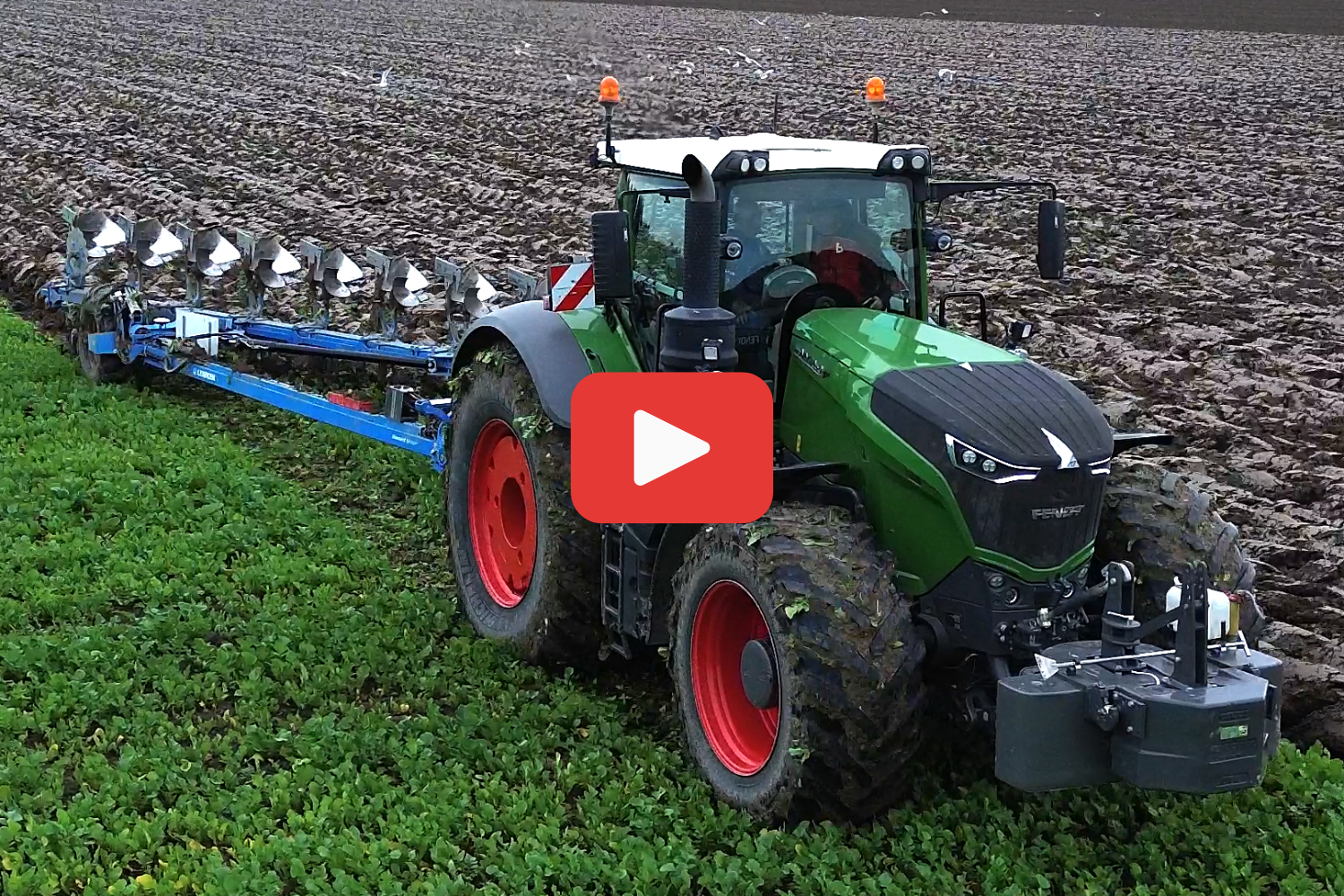 Fendt 1050 met 9-schaar Lemken Diamant 16. – Still uit video