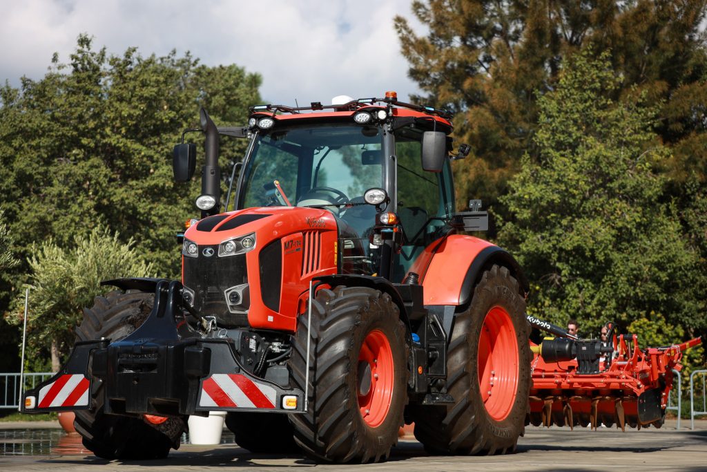 Kubota heeft de nieuwe M7-trekkerserie vooral op details vernieuwd. Denk daarbij aan het koelerpakket en de lay-out van diesel- en AdBlue-tank. Bovendien beschikt de trekker nu over een geautomatiseerde parkeerrem.