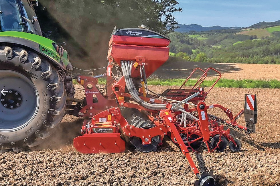 Kverneland breidt zijn gamma pneumatische opbouwzaaimachines uit met de Saterra. Deze vervangt de pneumatische DA- en s-drill-zaaimachines. Af fabriek wordt de Saterra-opbouwzaaimachine geleverd met een rijafstand van 12,5 of 25 cm. De rijafstand is aan te passen met flexibele kouterbeugels. – Foto’s: Kverneland