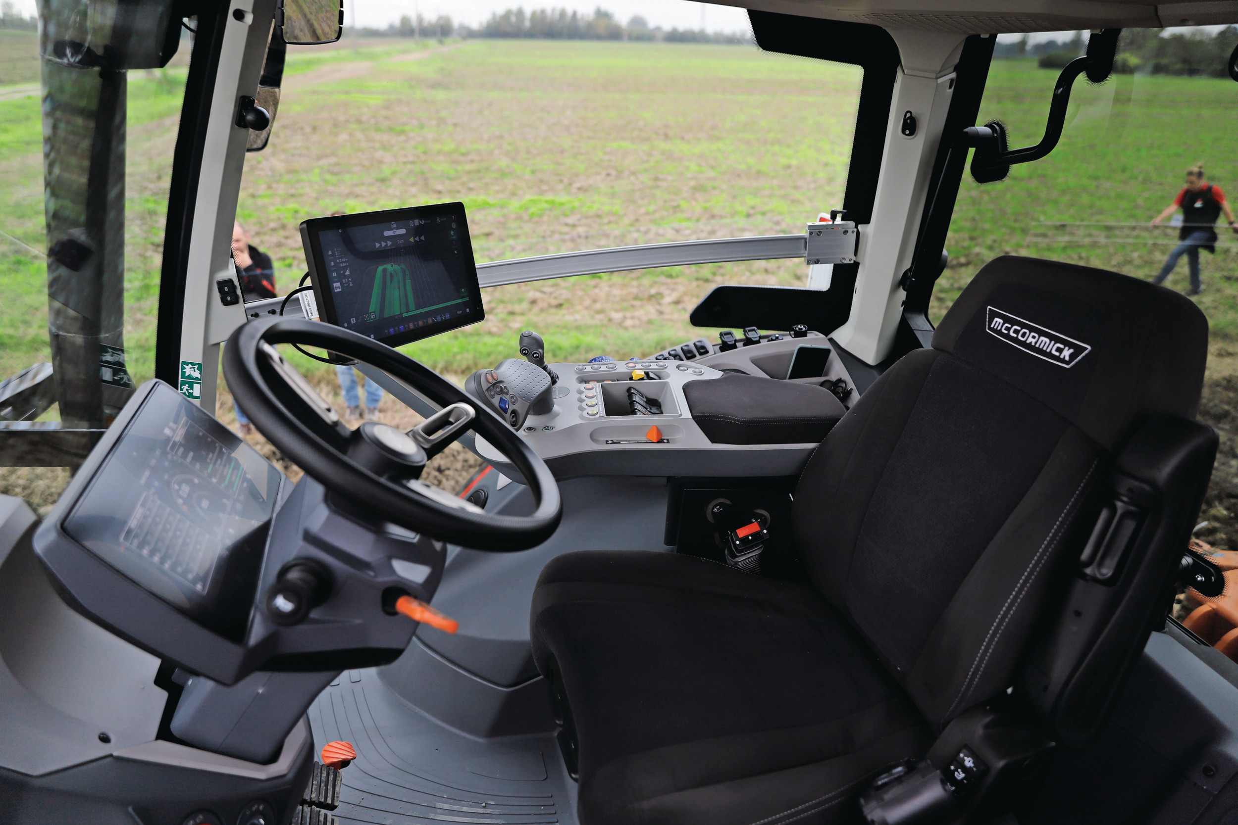 McCormick heeft de Clever Cab-cabine uitgerust met twee nieuwe monitors, waarvan één in het dashboard en een 12 inch touchscreenterminal op de armleuning. Deze noemt McCormick DSM Plus. – Foto: Tapio Vesterinen