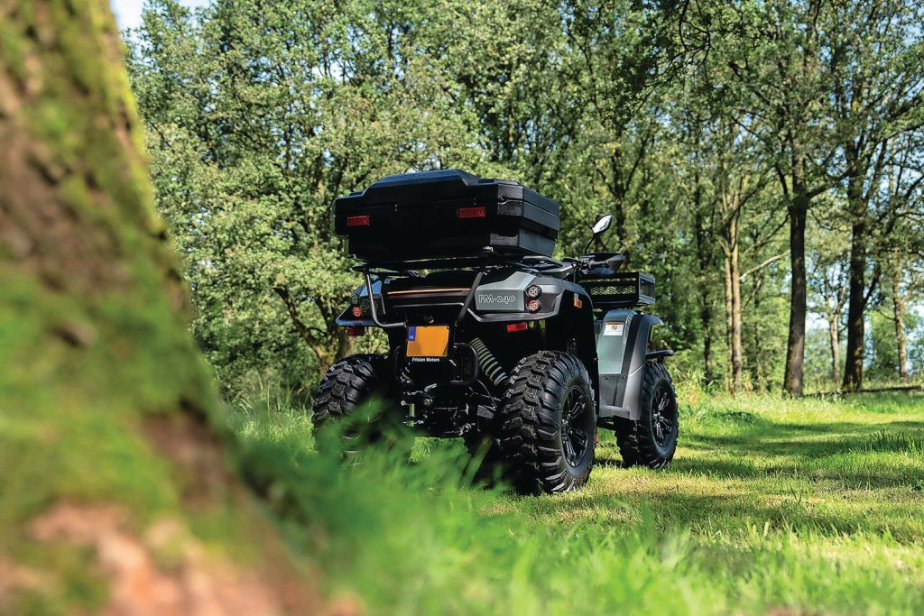 De e-quad Volmer FM-240 heeft een actieradius van maximaal 100 km. De laadtijd is 6 uur.