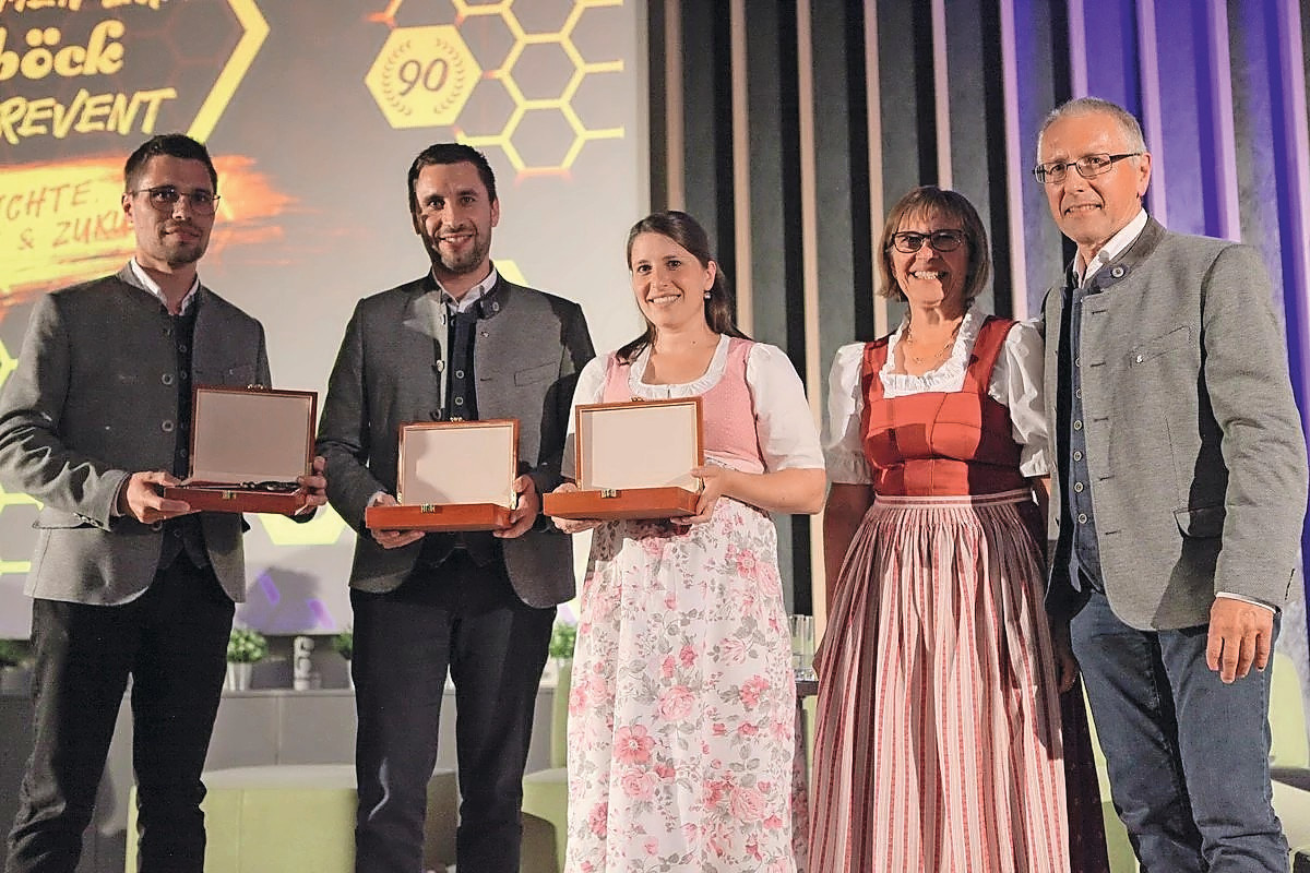 De Oostenrijkse machinefabrikant Einböck is nu in handen van de vierde generatie. Leopold en Birgit Einböck (beiden rechts op de foto) trekken zich terug uit de directie en dragen de dagelijkse leiding over aan hun kinderen. – Foto: Einböck