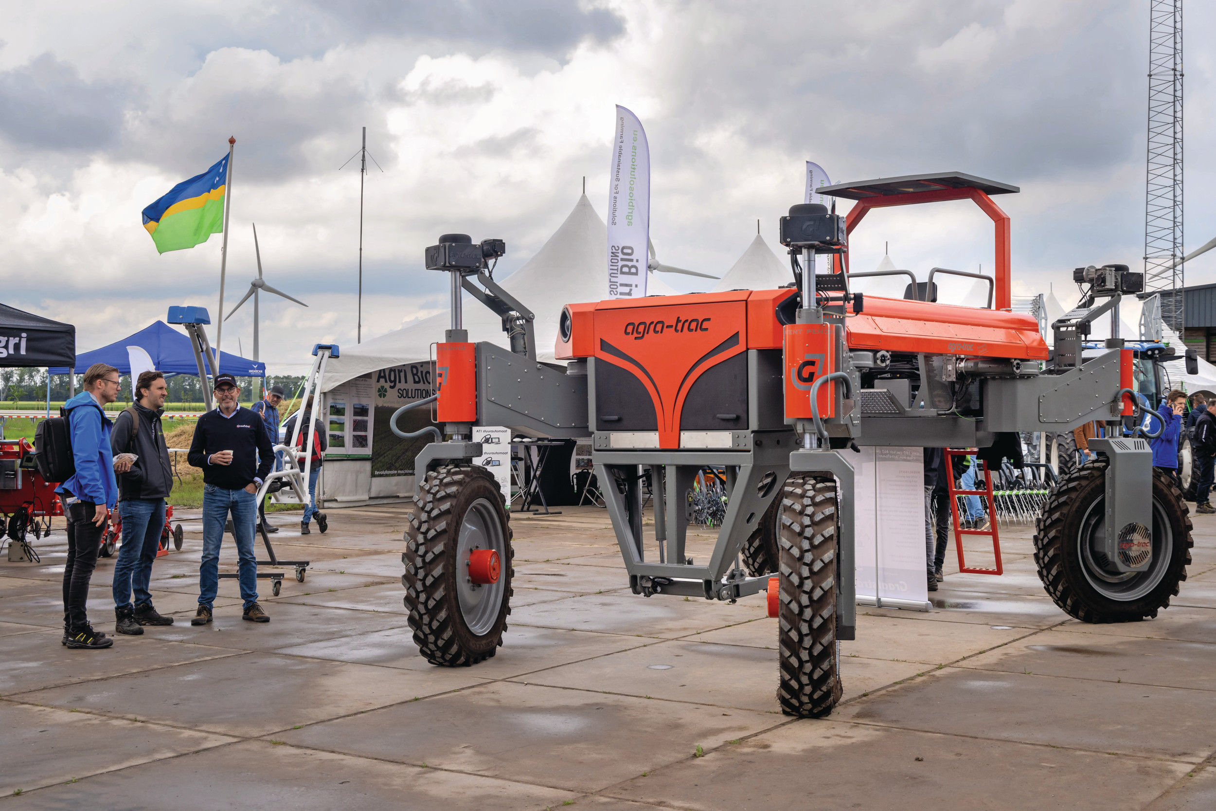 De Friese machinefabrikant Graafstra had in mei veel bekijks met het prototype van de universele werktuigendrager Agra-Trac op de Future Farming & Food Experience 2024 in Lelystad. Rechts op de foto staat Guido Mangnus met twee belangstellende bezoekers. Mangnus werkt op dit moment samen met de Friese machinefabrikant Graafstra aan een zelfrijdende wagenrooier. – Foto: Koos Groenewold