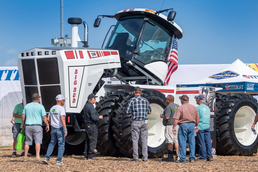 De Amerikaanse machinehandelaar Big Equipment presenteerde een prototype van de Big Bud 700 op verschillende mechanisatiebeurzen. Daarvoor gebruikte het bedrijf nog een Caterpillar-cabine. – Foto: Mark Pasveer