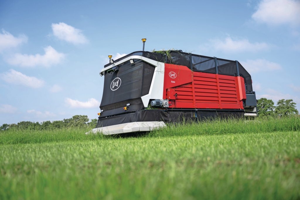 De Lely Exos in actie. Deze robot maait en brengt vers gras autonoom naar de koeien. Carlo van Sonsbeek, product developer van Lely, zal zijn ervaringen en visie delen op dit congres. – Foto: Michel Velderman