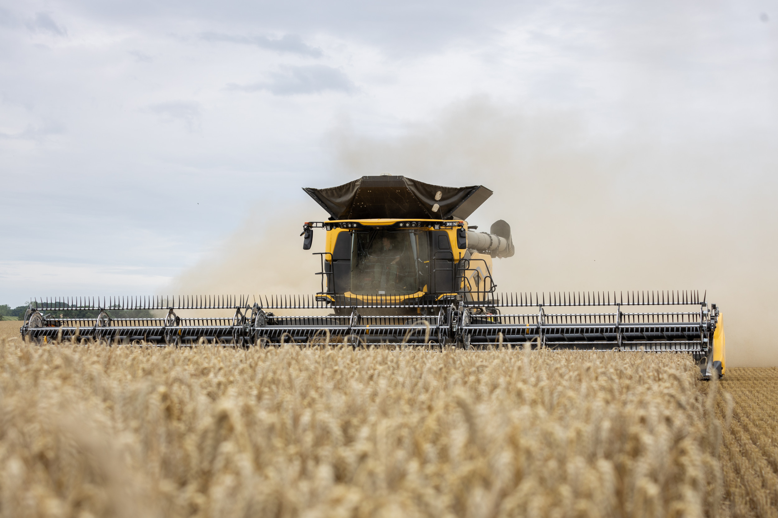 De gigantische CR11-maaidorser van New Holland wordt gebouwd in het Belgische Zedelgem. Hier demonstreert het bakbeest zijn kunnen in Magdeburger Börde (D.). In goede omstandigheden dorst dit bakbeest volgens de fabrikant prima 120 ton tarwe per uur. TREKKER geeft je informatie over alle ins en outs van deze machine. – Foto’s: Bob Karsten