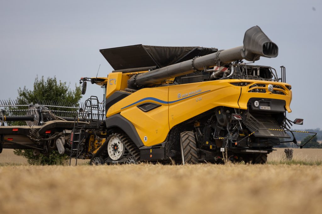 De maaidorser is wel wat langer dan het vorige topmodel (CR10.90), maar niet breder. Sterker nog: er passen bredere rupsen onder (66 centimeter), waarbij de machine toch binnen 3,5 meter transportbreedte blijft.