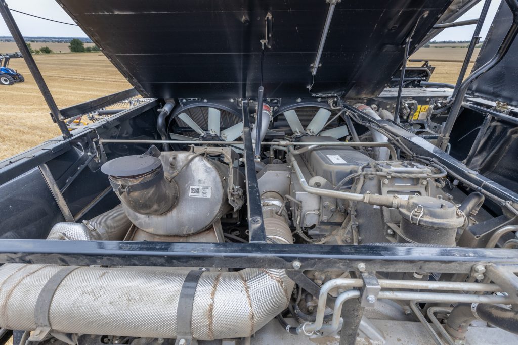 De motor, een 775 pk sterke FPT Cursor van 15,9 liter, ligt onder een hoek naar voren vanwege de cardanas. Drie ventilatoren zuigen de lucht aan vanaf de voorzijde. Ook bij zijwind zou de lucht dáár het schoonst zijn.