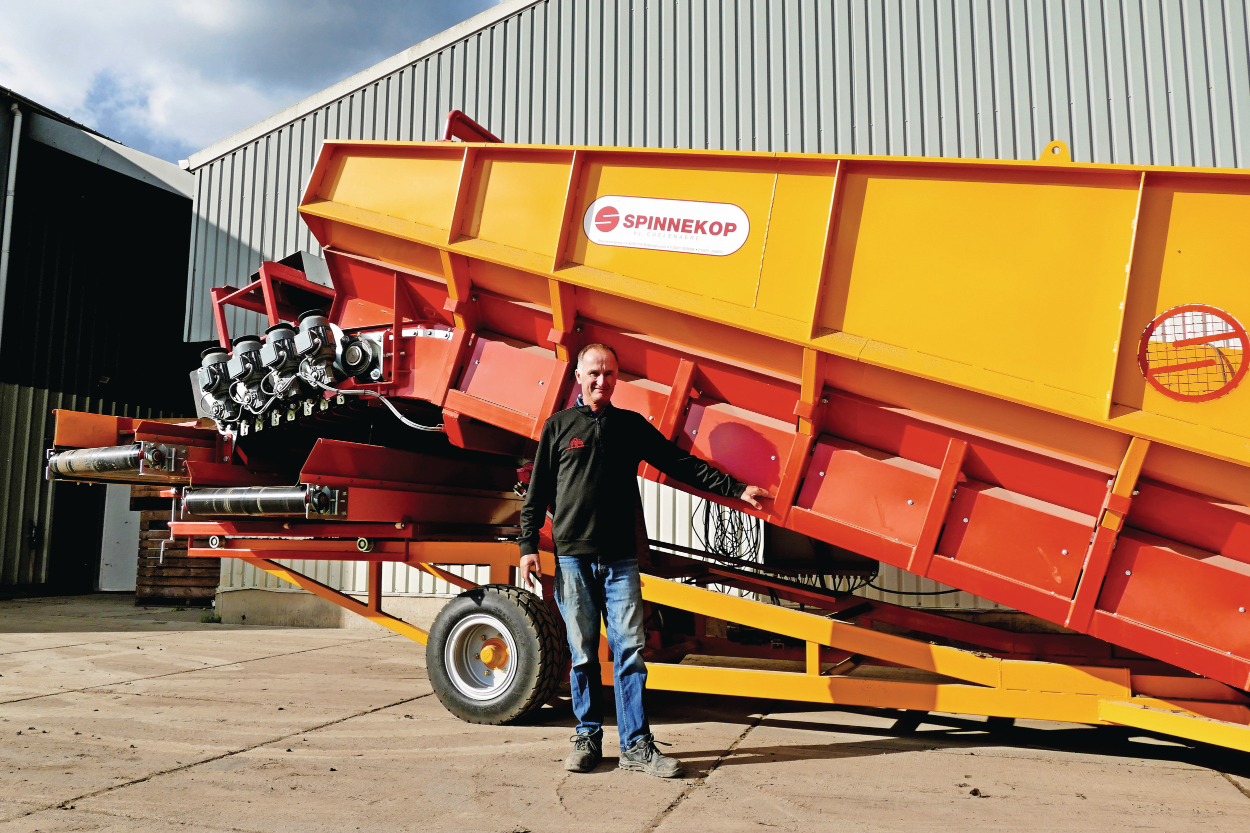 Peter Cuelenaere (58) heeft naast zijn akkerbouwbedrijf een handel in nieuwe en gebruikte landbouwmachines: Cuelenaere Agricultural Equipment. Hij is bovenal importeur van het Belgische machinemerk Spinnekop. Deelname aan beurzen blijft naar zijn oordeel belangrijk: “Ook al schrijf je op zo’n dag niet veel orders, je spreekt wel veel mensen.” – Foto’s: Martin Smits