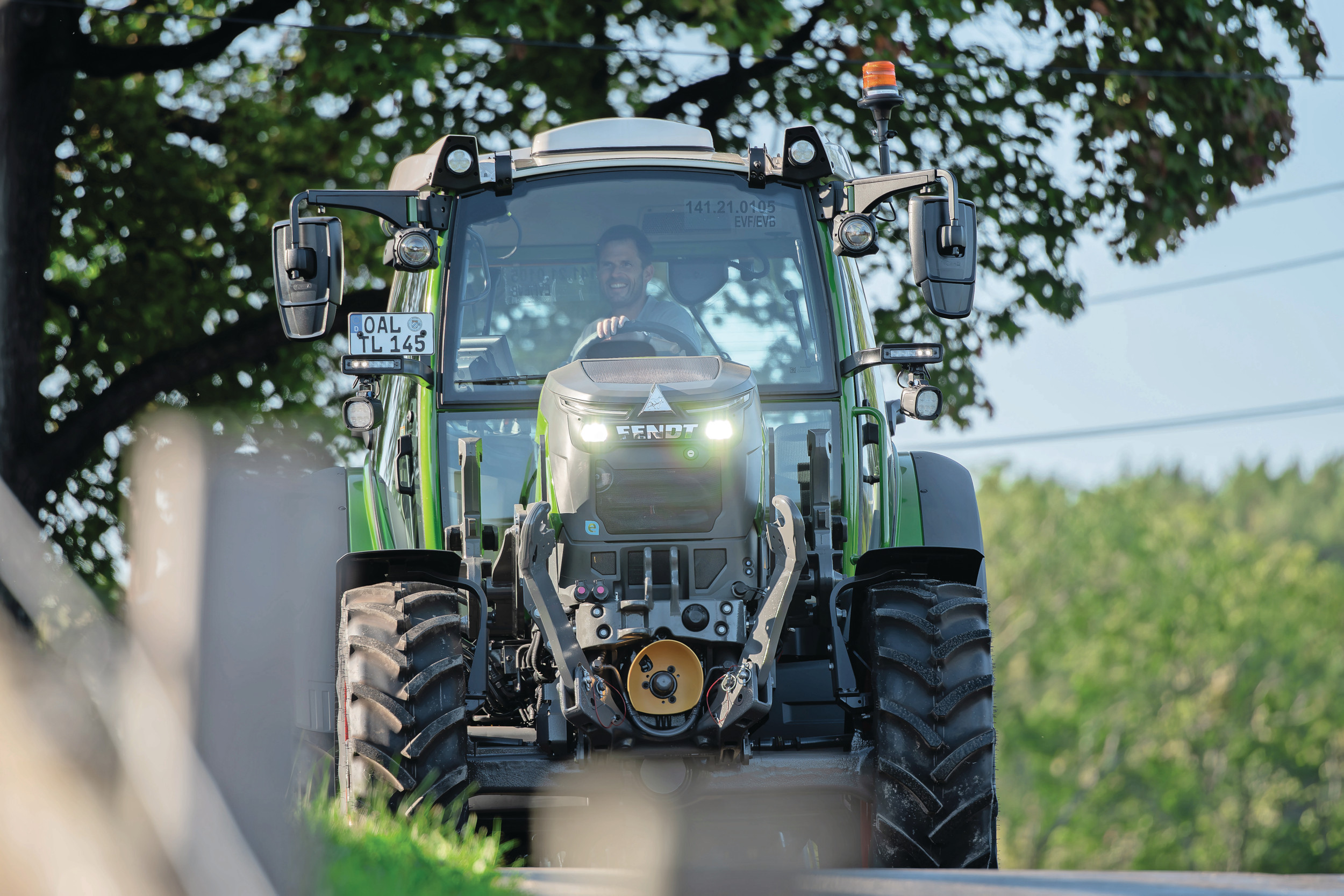 Als je snel kijkt naar deze Fendt e107 S Vario, zie je weinig verschil met een diesel 207 Vario. Toch valt op dat de uitlaat ontbreekt. Er klinkt geen driecilindertje dat stationair draait. Zodra je een richting kiest, gaat de elektromotor met een stationair toerental van 800 t/min draaien. Die kun je buiten de trekker goed horen zoemen, maar in de cabine verneem je hier weinig van. – Foto’s: Jacco van Erkelens