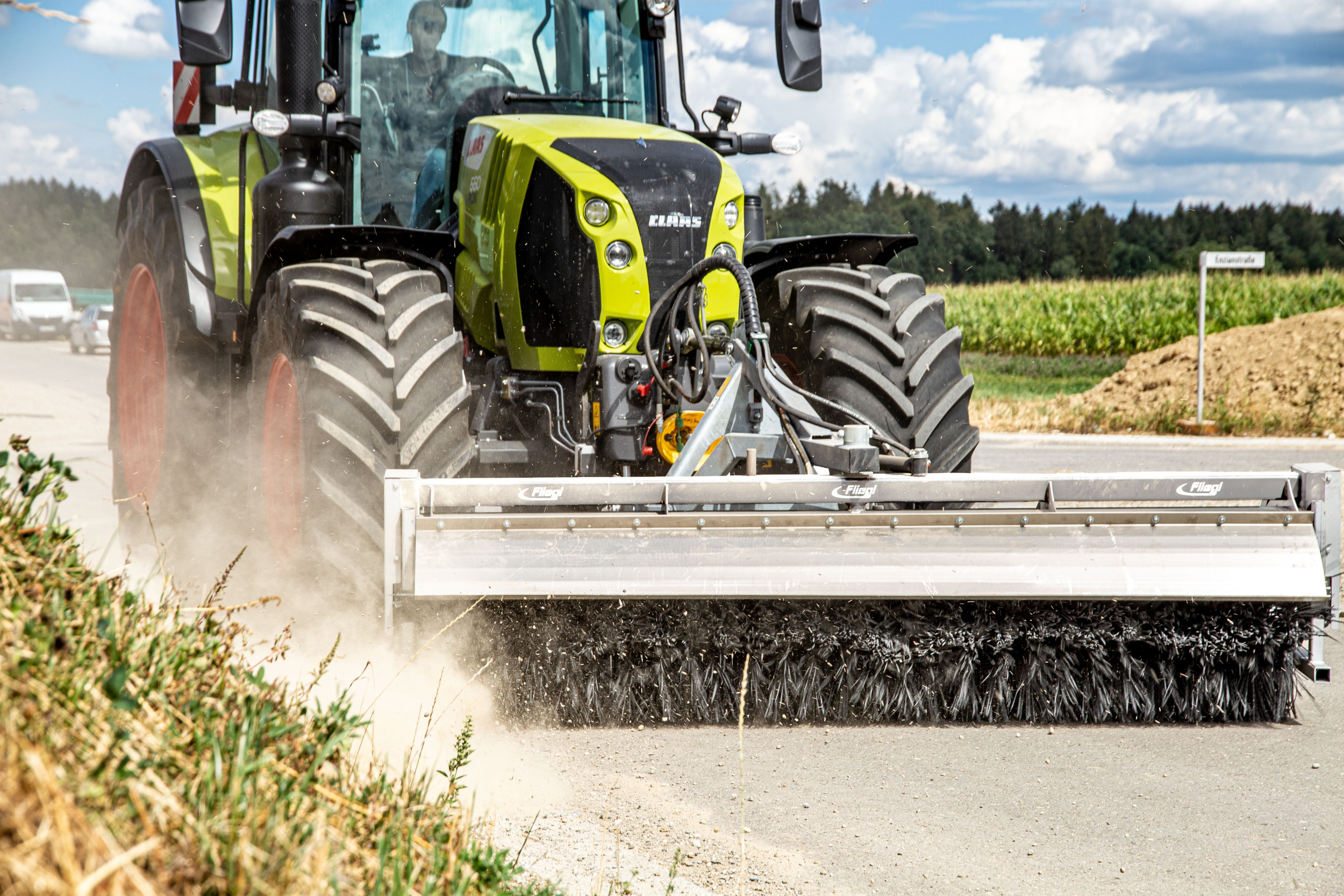 TREKKER zet het aanbod van 13 veegmachines met een werkbreedte van 2,5 meter van Nederlandse leveranciers op een rij. De prijs van een veegmachine bepaalt niet alles. Let ook op zaken als borsteldiameter, loopwielen en ophangsysteem. – Foto: Fliegl