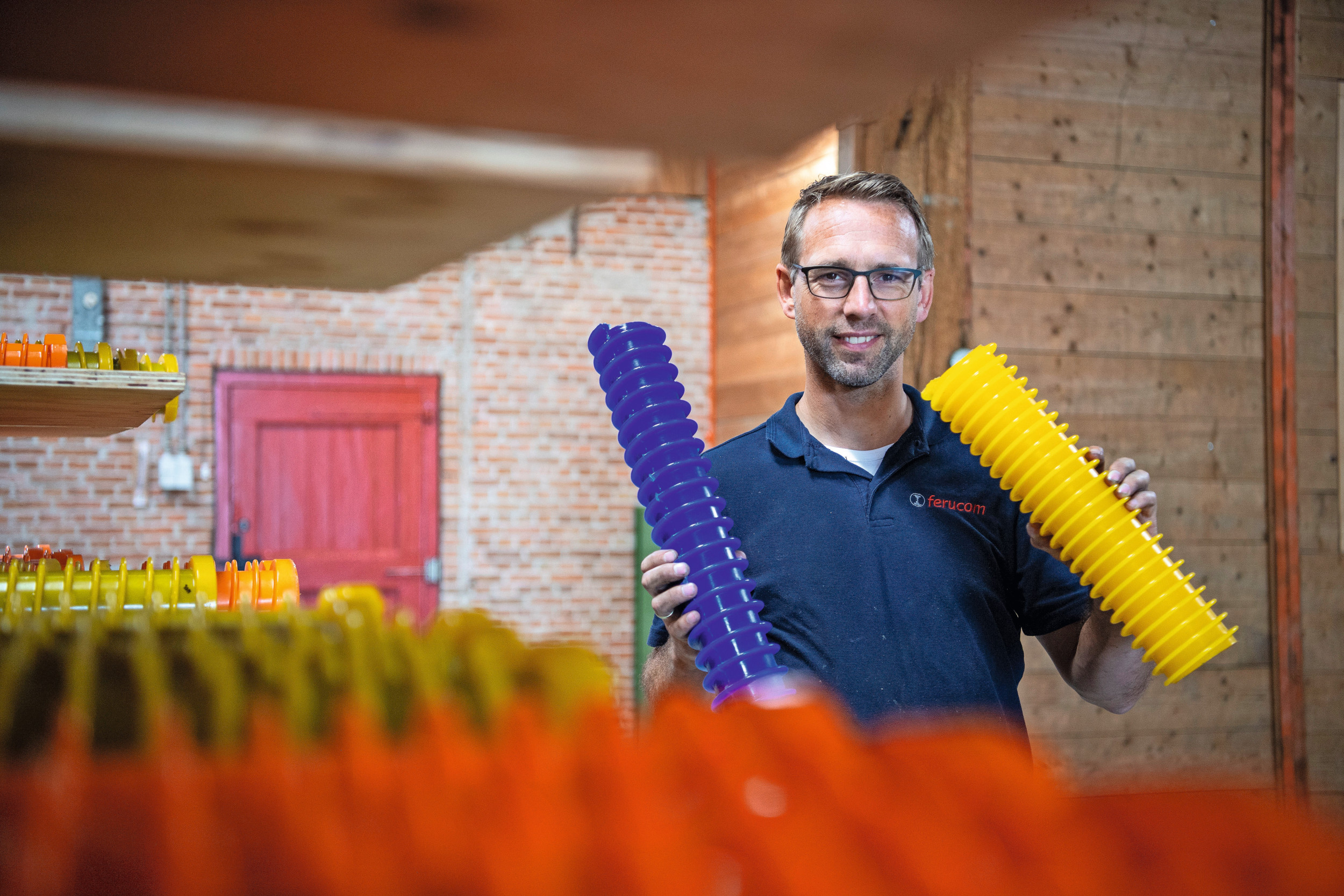 Pier Tilma, eigenaar van Ferucom, toont polyurethaan spiraalrollen die veel in reinigingsunits van stortbakken worden toegepast. Deze rollen zijn door Ferucom zelf ontwikkeld. De klantenkring van de specialist in polyurethaanrollen voor de landbouw en voedselindustrie is zeer divers en verspreid over de hele wereld. – Foto’s Mark Pasveer