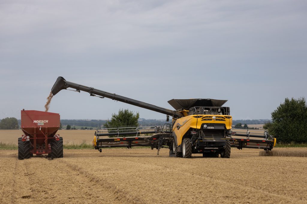 De maaidorser is leverbaar met een maaibord tot 18 meter breedte. Daartoe is de lospijp 11 meter lang. Hier is de machine trouwens in actie met een 15,2 meter breed voorzetstuk. De 34-kuubs Horsch-overlaadwagen oogt klein naast de gigant.