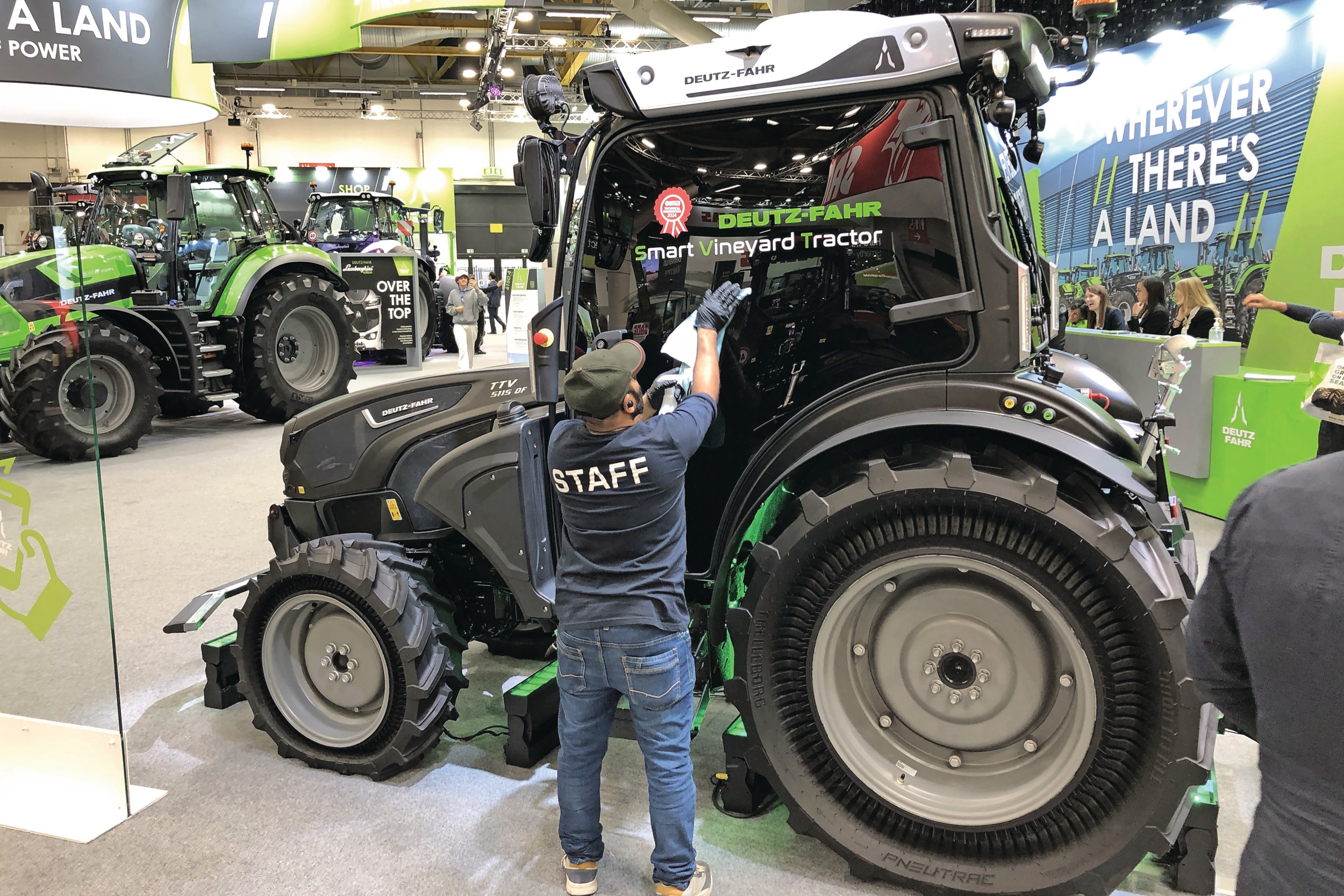 Deze Deutz-Fahr Smart Vineyard Tractor is een mooie en bijzondere verschijning op de Italiaanse vakbeurs Eima 2024. De zwarte TTV 5115-smalspoortrekkeris uitgevoerd in een fraaie matzwarte kleur en staat op Pneutrac-banden. – Foto’s: Bas van Hattum