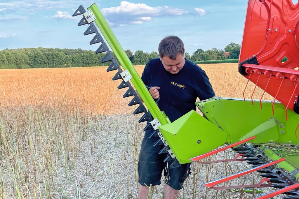 De koolzaadmessen worden mechanisch aangedreven. Deze mechanische variant (de)monteer je net wat sneller dan de vorige generatie koolzaadmessen, die hydraulisch was aangedreven. – Foto: Hubert Wilmer