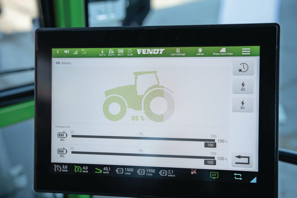 De terminal is gelijk aan de dieseltrekkers van Fendt, maar heeft enkele elementen extra. Zo kun je het accuniveau monitoren en in het scherm kiezen hoeveel vermogen je wilt gebruiken door de modus Eco, Dynamic of Dynamic+ te selecteren.