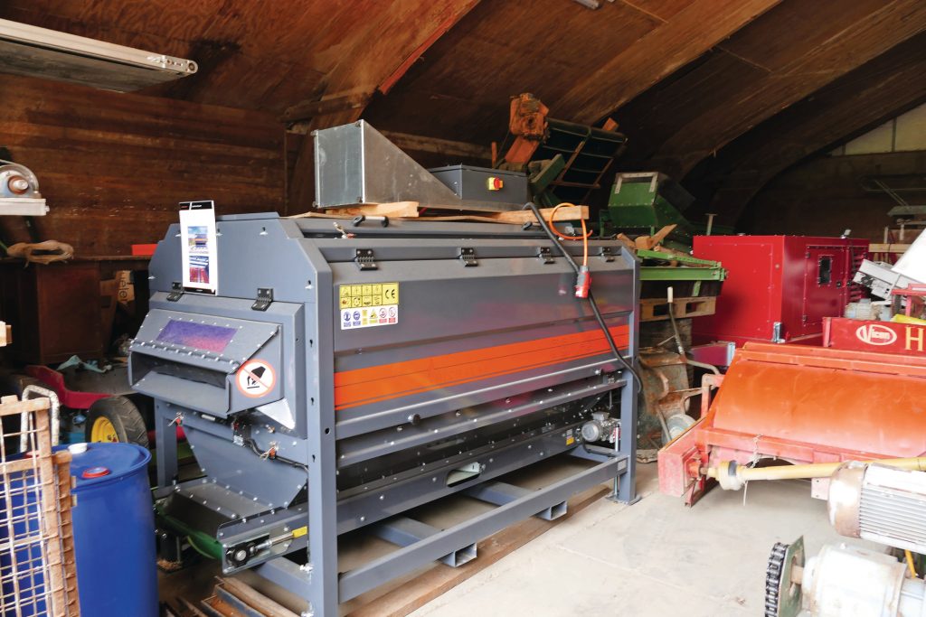 Een nieuwe uienafstaarter van het Poolse merk Michalak. De fabrikant maakt ook nat- en droogborstelmachines en rollensorteerders, waarvan er inmiddels meerdere draaien in Nederland.