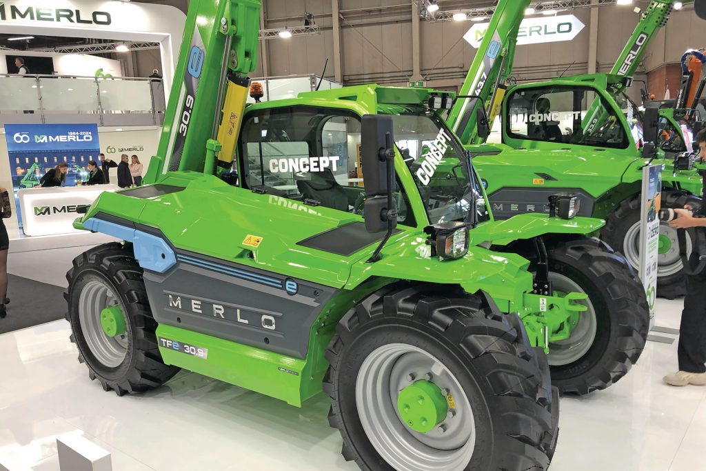 Merlo heeft al twee jaar de kleine elektrische ‘E-Worker 25.5’ in het programma, maar op de Eima stonden ook 100% elektrische concepten van de grotere Turbo Farmer-e (TF-e) 30.9 (3 ton hefvermogen, 9 meter hoog) en de TF-e 43.7 (4,3 ton, 7 meter hoog) verreikers. Over 12 tot 24 maanden gaan deze in productie, met de belofte: een inzet van 8 uur op één acculading.