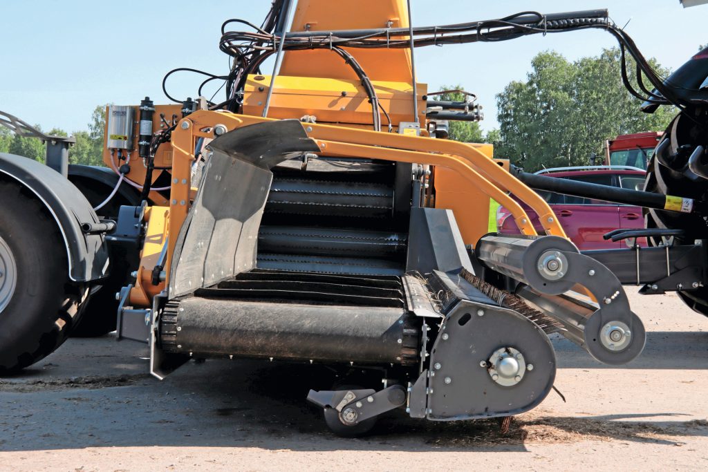 De dubbele gewasrol staat dicht tegen de pick-uptanden en zorgt voor een soepele materiaalstroom. De pick-up is curvebaanloos, vandaar de bijzonder afstrijkers. – Foto: Bas van Hattum