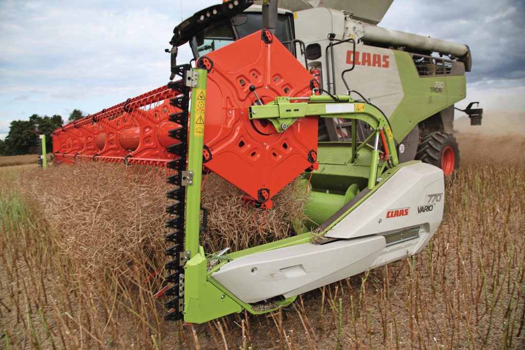 Het uitschuifbare Vario V770-maaibord met 7,78 meter werkbreedte levert erg goed werk. Het is in een oogwenk omgebouwd van graan naar koolzaad. Wat ons betreft kies je voor het bredere Vario V930-maaibord van 9,30 meter. Daarmee komt de capaciteit van de Trion nog beter tot z’n recht. – Foto: Hubert Wilmer