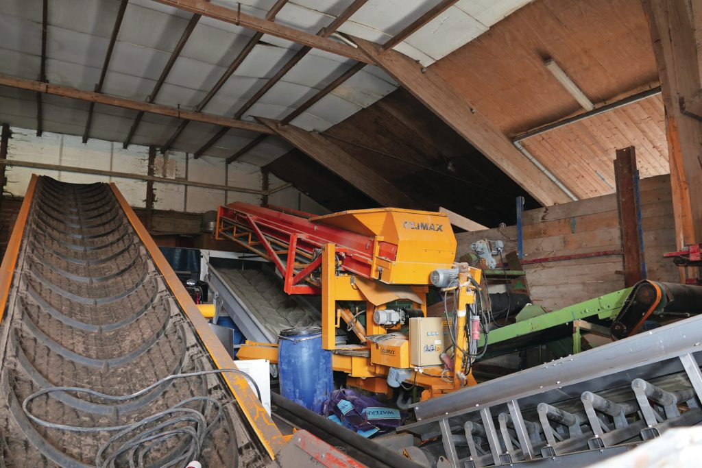 De vroegere Rijksdienstschuur op het bedrijf van Peter Culenaere deed lange tijd dienst als aardappelbewaring. Het is nu een bergplaats voor nieuwe en gebruikte machines. Deels verkregen door inruil, maar ook voor de handel ingekocht.