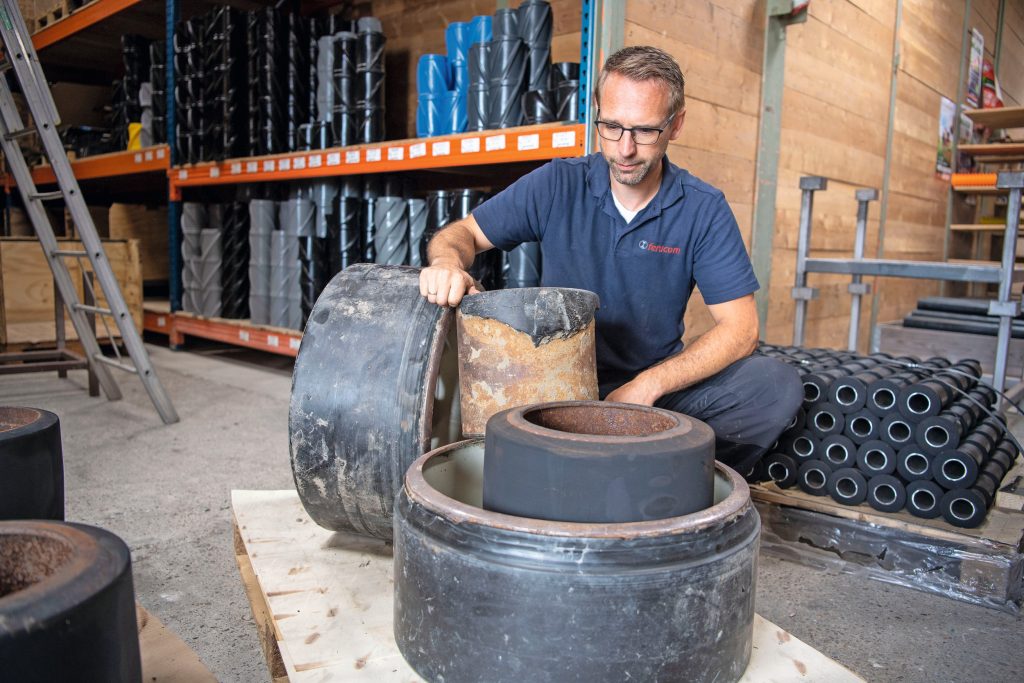 Waar het bij Ferucom mee begon, en nog steeds een belangrijke activiteit: het berubberen van wielen en assen. Zoals in dit geval loopwielen van een rupstrekker. Maar in principe kan alles wat van metaal is van een rubberen slijtlaag worden voorzien.