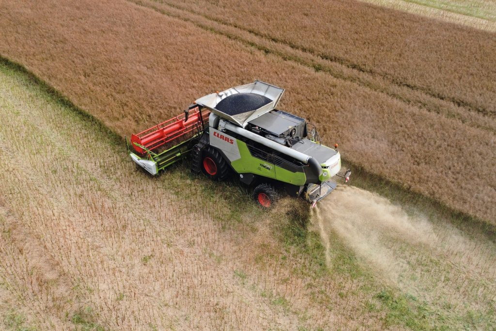 Zelfs zonder radiaalverdeler verdeelt de strohakselaar het stro met gemak over de volledige 7,78 meter werkbreedte. Wisselen van hakselen naar zwadafleg doe je gewoon vanuit de cabine. – Foto: Hubert Wilmer