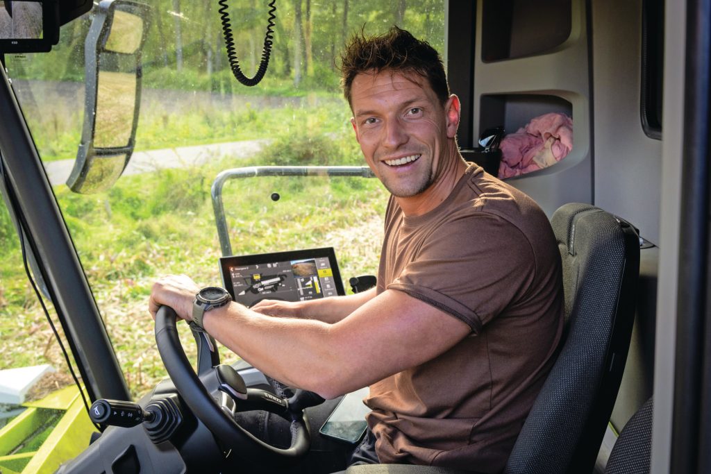 Jordy Siebum, trekkerchauffeur van Loonbedrijf De Weer in Bornerbroek (Ov.). – Foto: Koos Groenewold