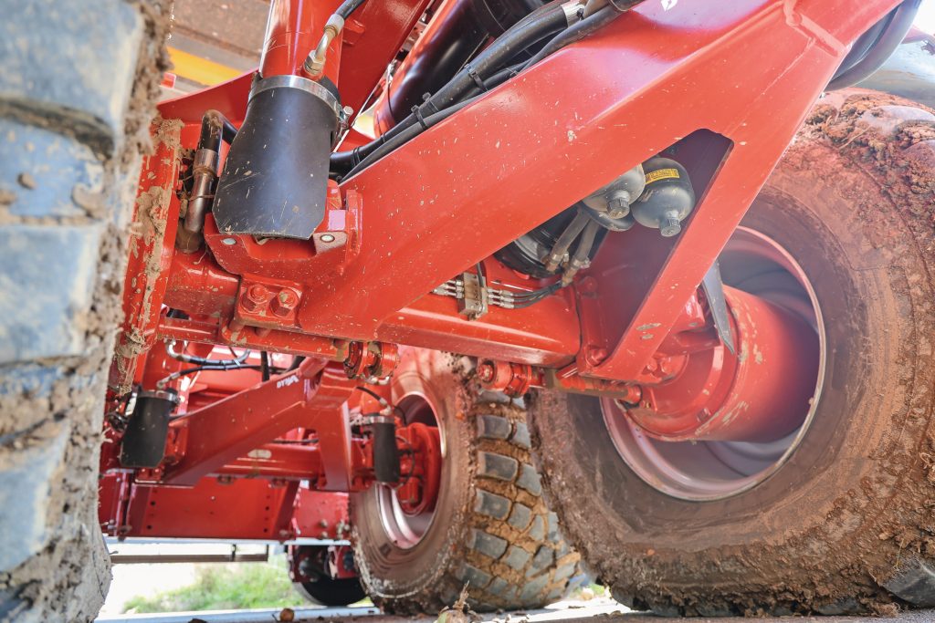 Het assen met driepuntsophanging zijn hydraulisch geveerd en voorzien van vlakstelling voor de stabiliteit. De eerste as is hydraulisch aangedreven met twee wielmotoren.