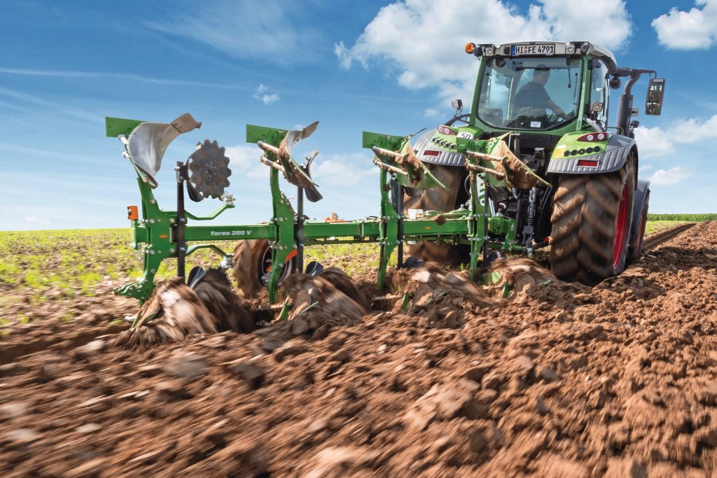 De Amazone Teres is een 4- of 5-scharige wentelploeg. De breedte-instelling regel je vanaf de chauffeursstoel. – Foto: Sven Kleinewoerdemann