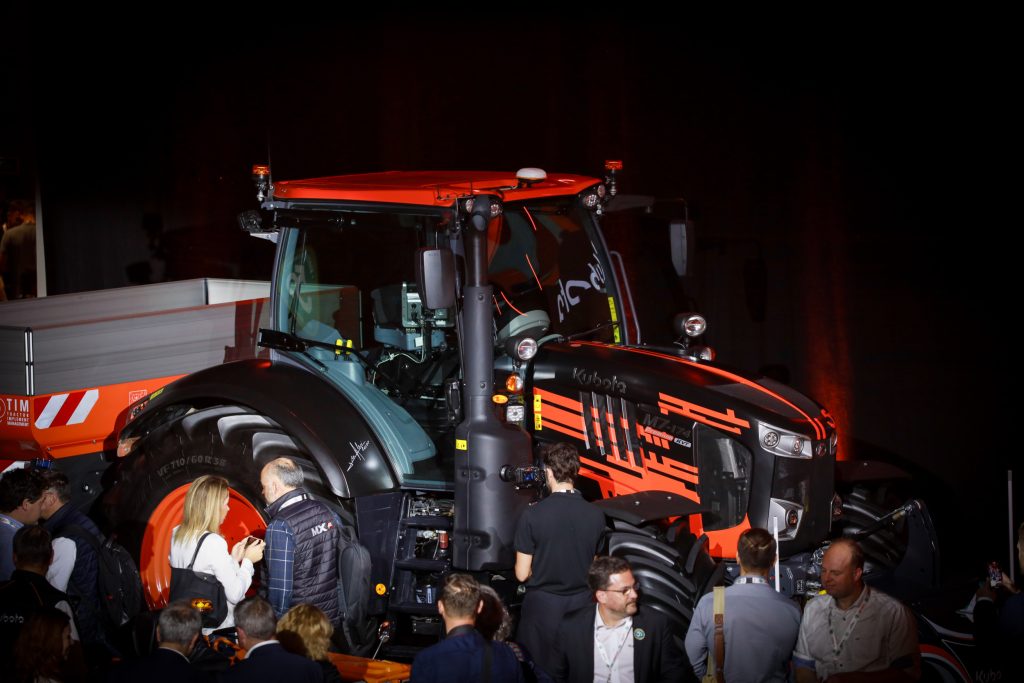 Kubota gaat vijftig M 7004-trekkers leveren in deze oranjezwarte kleurstelling, De jubileumeditie is alleen bedoeld voor de Europese markt.