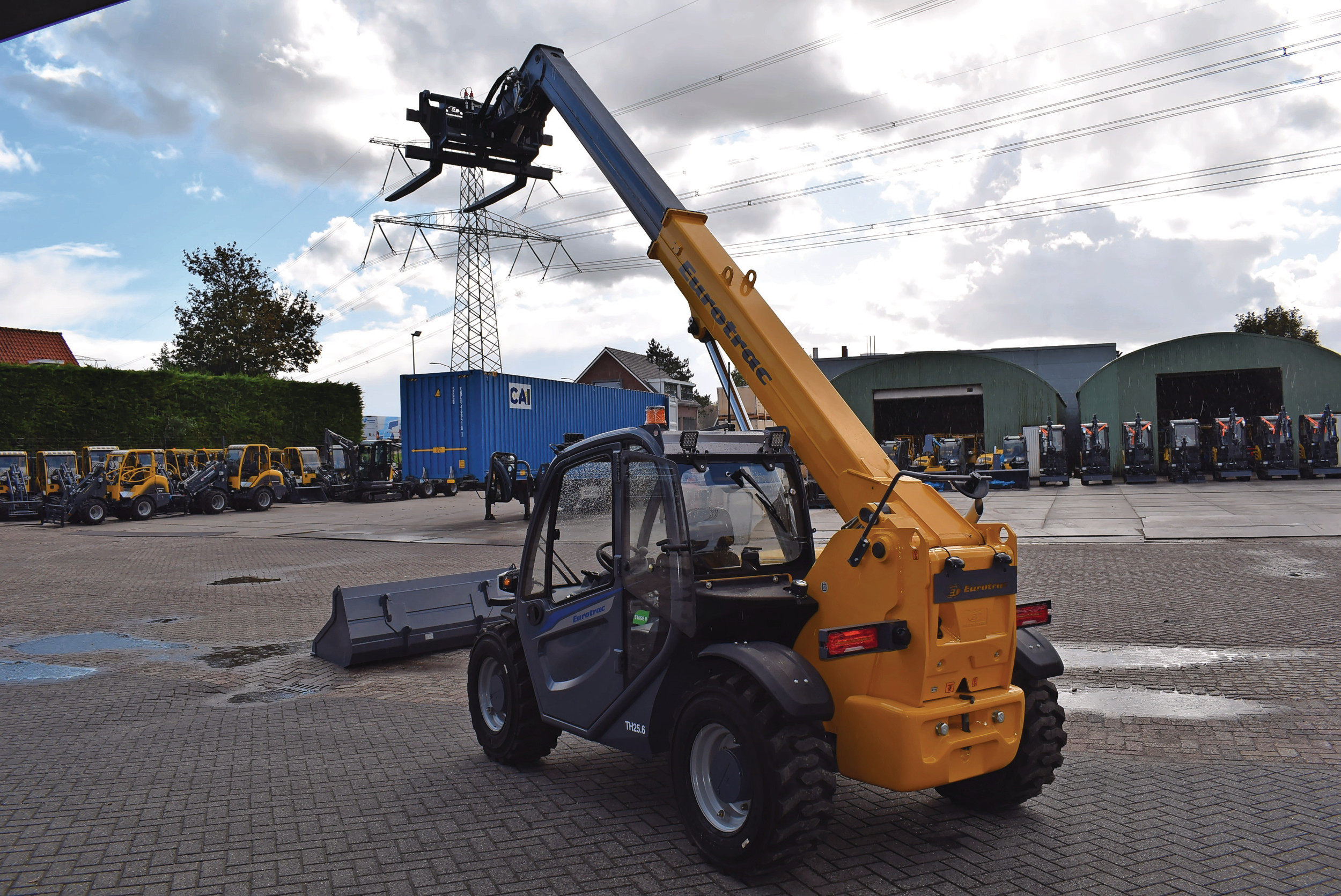 Heus Tractors in Mijnsheerenland (Z.-H.) levert naast shovels, minigravers en heftrucks van het eigen merk Eurotrac nu ook een verreiker. De Eurotrac-verreiker heeft een hefvermogen van 2,5 ton. De giek kan uitschuiven tot maximaal 5,68 meter. – Foto’s: Heus Tractors