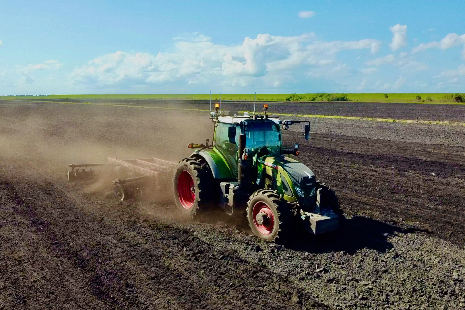 Een onbemande Fendt 724 bewerkt met een schijveneg een akker voor de teelt van suikerbieten in de Verenigde Staten. Volgens Craig Rupp, eigenaar van het Amerikaanse loonbedrijf Sabanto, ziet de sector logistieke uitdagingen in de autonome landbouw over het hoofd.– Foto: Misset