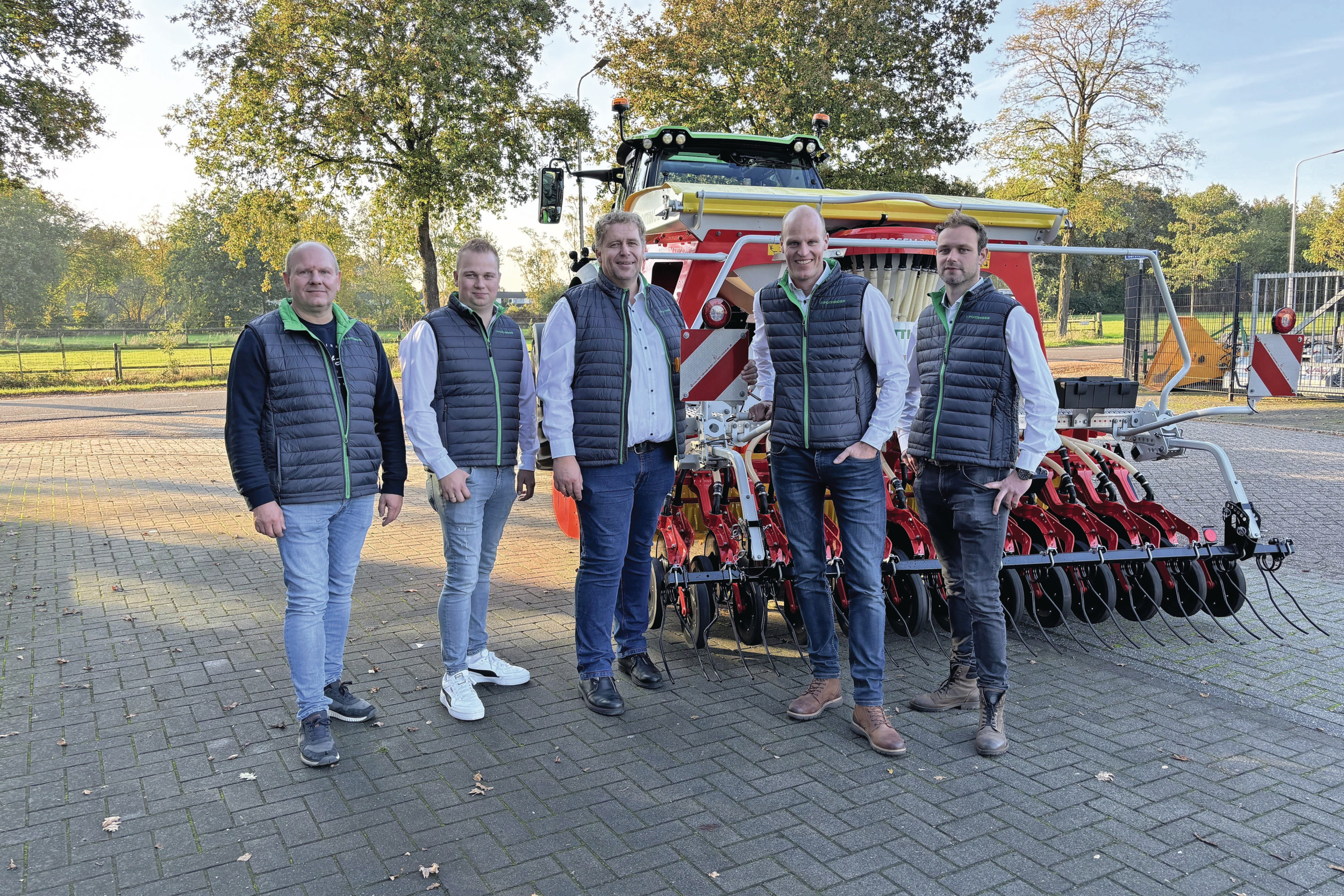 Pöttinger Nederland is met een eigen vestiging in Vroomshoop (Ov.) nu echt een feit. Het team van Pöttinger Nederland bestaat uit v.l.n.r.: Henk Knol (service-specialist), Herald Bloemert (service-specialist), Wilco Elkink (directeur), Maarten Woertink (verkoper) en Rik Massier (verkoper). – Foto: Michael Kronberger