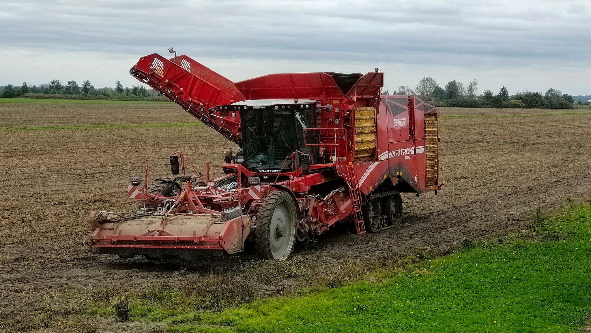 Er circuleren foto's op het internet waarop een Grimme Varitron 470 XL te zien is. De aardappelrooier is voorzien van een grotere bunker. – Foto's: X /William Brooymans