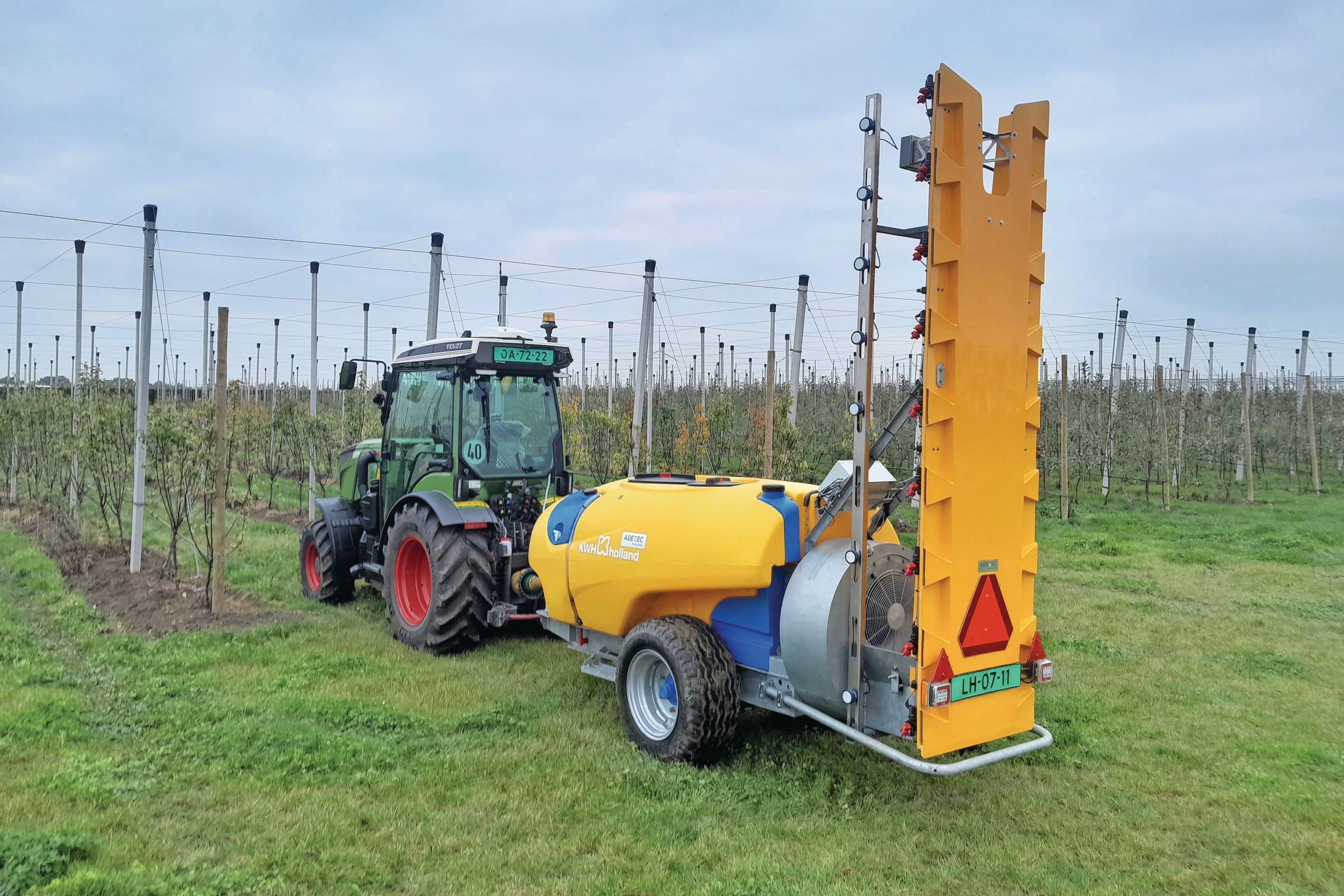 Spuitmachinefabrikant KWH Holland levert vanaf volgend jaar zijn Mistral dwarsstroom-spuitmachine voor de enkele rij met 99% driftreductie. – Foto’s: Martin Smits