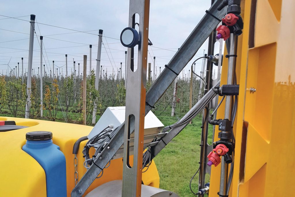 Sensoren tasten de bomenrij af en openen en sluiten aan de hand daarvan doppen. Zo wordt drift en verspilling van spuitvloeistof beperkt.